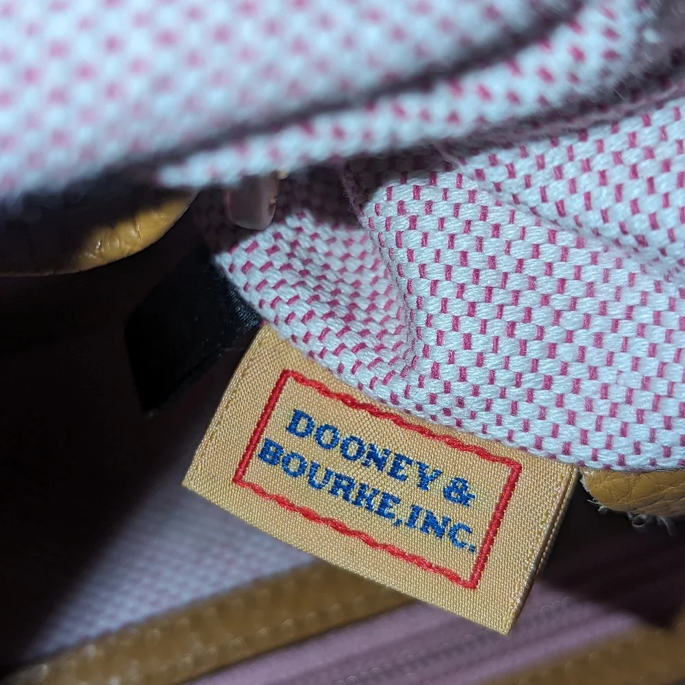 Dooney and Bourke signature pebbled logo sac bag